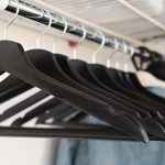 Флокированные (бархатные) вешалки для одежды: какие особенности?