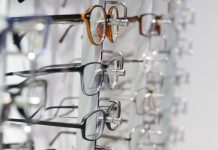 Салон оптики: ваш путь к идеальному зрению с контактными линзами