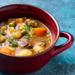 Жаркое в горшочках: уютное объятие вкусов в глиняном домике