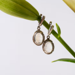 Почему стоит купить серьги Amova Jewelry с кварцем, фабулитом и фианитом с бесплатной доставкой по России?