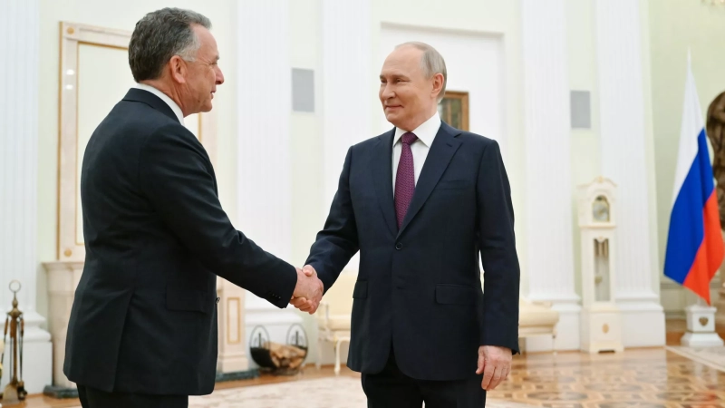 Президент России Владимир Путин и спецпосланник президента США Стивен Уиткофф